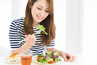 しっかり噛んで食べる