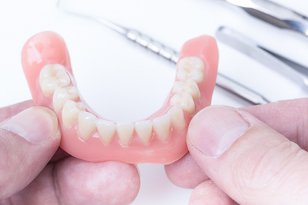 お口にぴったりと合う精密な 入れ歯を作製します